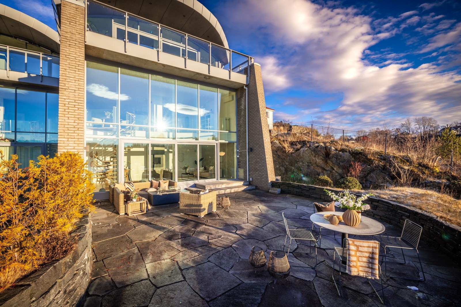 I front av leiligheten har du privat uteplass på 60 kvm Galleribilde