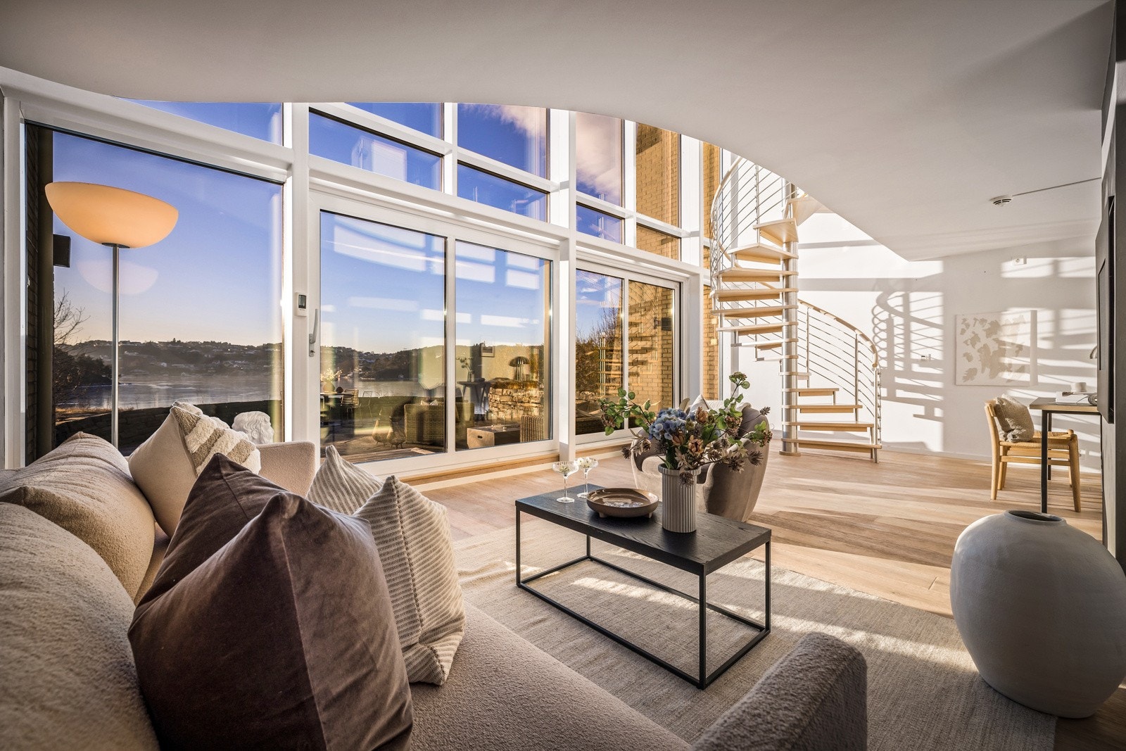 De store vinduene gir en helt unik romfølelse Galleribilde