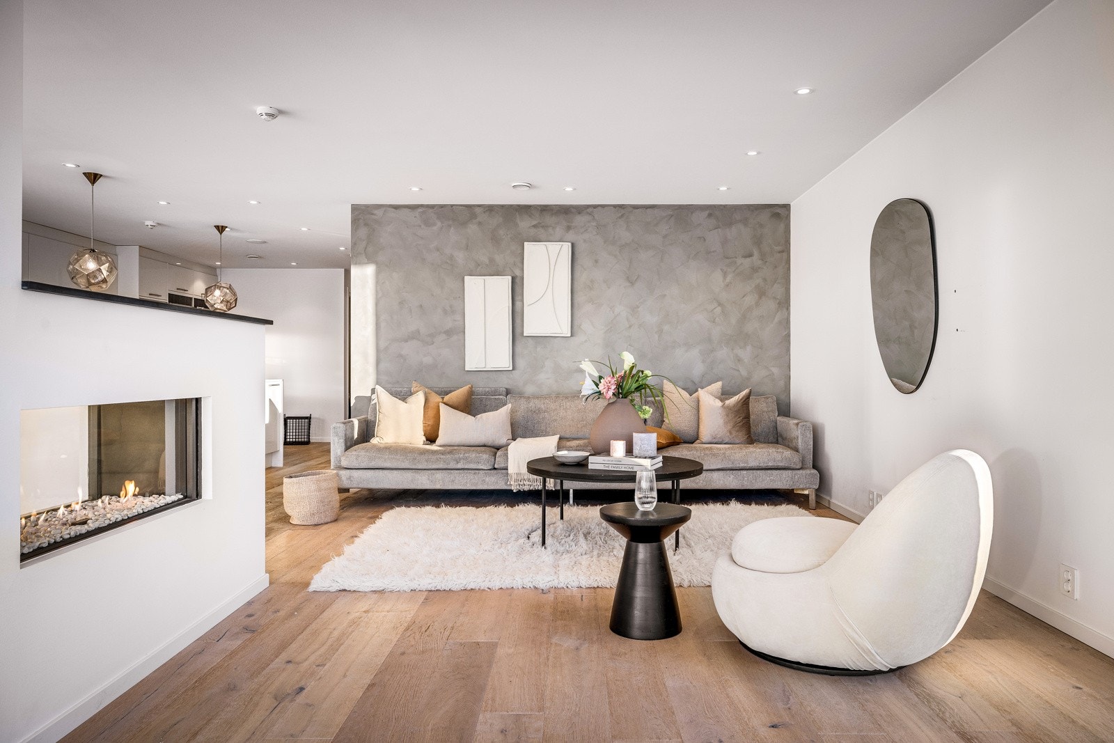 Stuen er velutstyrt med spotter for god belysning Galleribilde