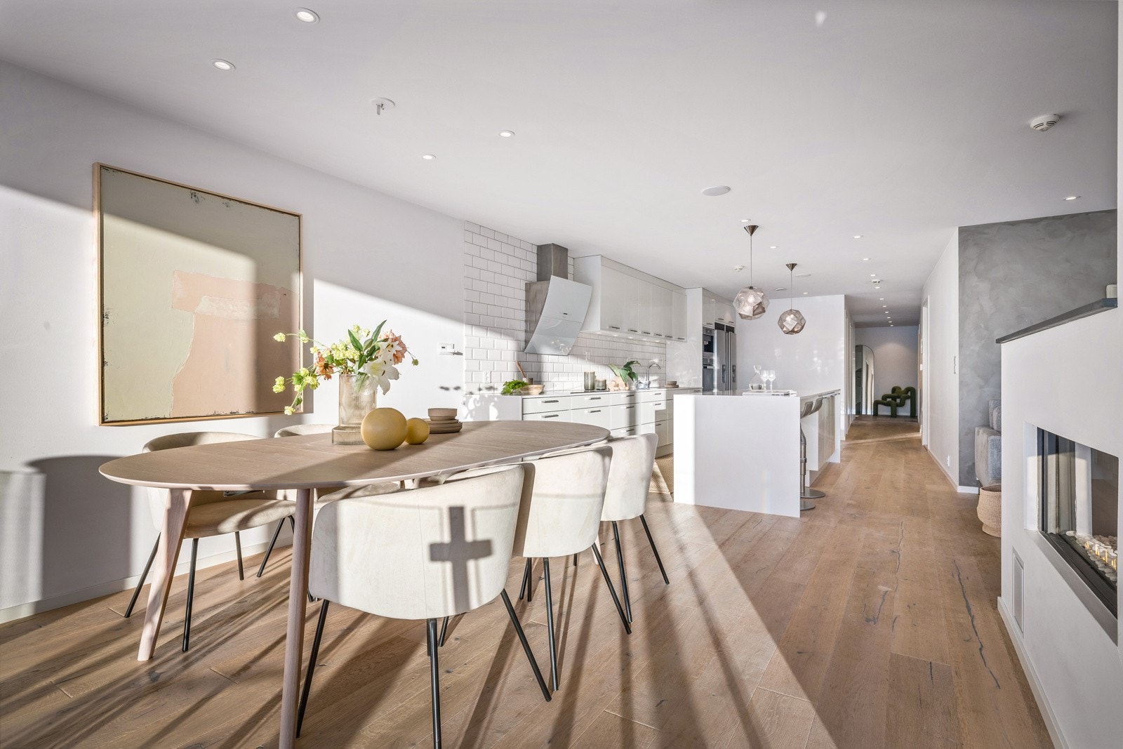 I førsteetasje er det stue med åpen kjøkkenløsning på hele 64 kvm Galleribilde