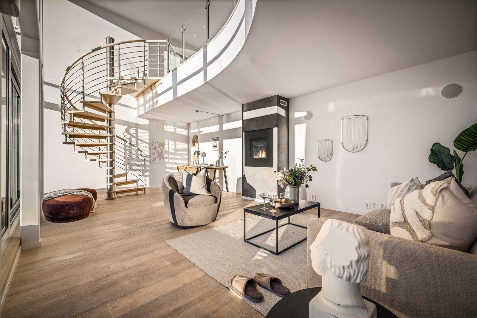 På gulvet er det rålekker enstavs eikeparkett Galleribilde