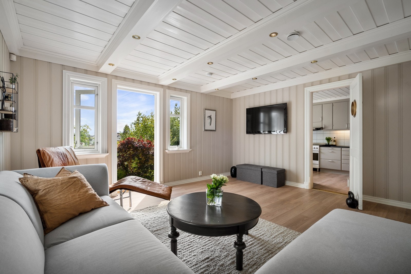 Stor og flott stue/alternativt et ytterligere soverom med utgang til hagen Galleribilde