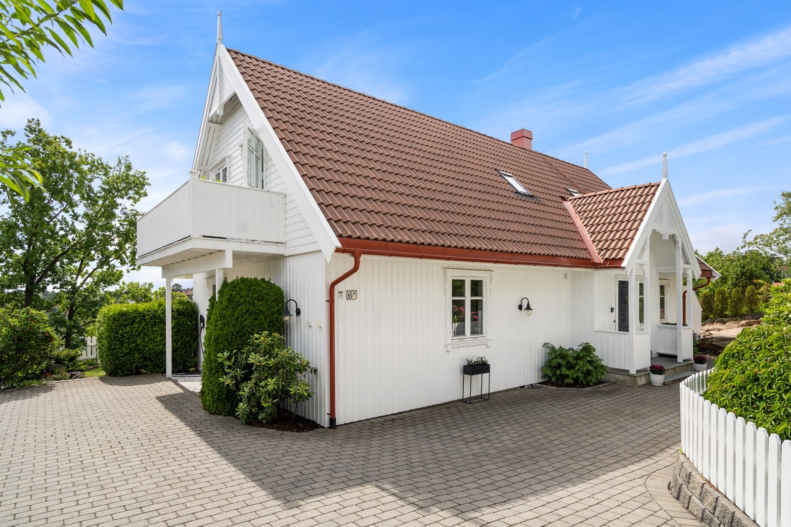 Fin plass til 2-3 biler i gårdsplassen (montert el-billader) samt 1 biloppstillingsplass nederst i veien. Galleribilde