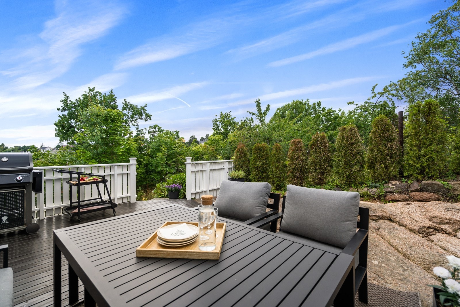 Solrik uteplass/terrasse med direkte adkomst fra stua Galleribilde