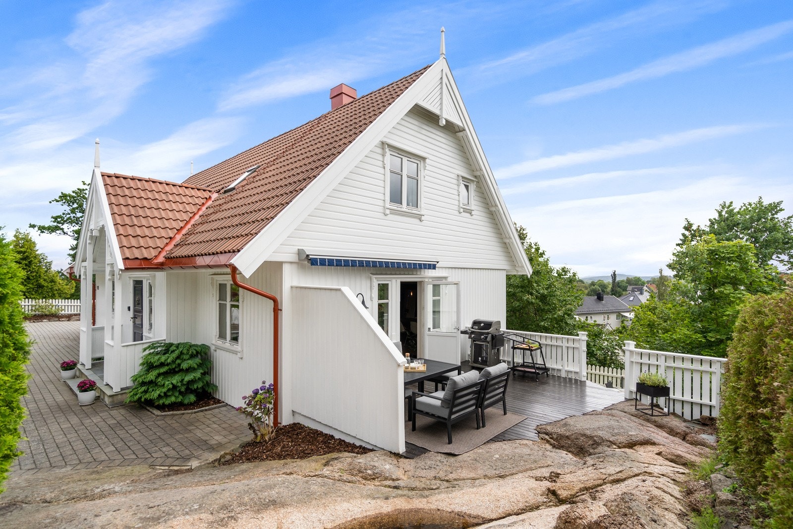 Klassisk enebolig med nydelig, lettstelt og svært velholdt tomt - bo enkelt med utsikt nesten hvorenn du er på tomten. Galleribilde