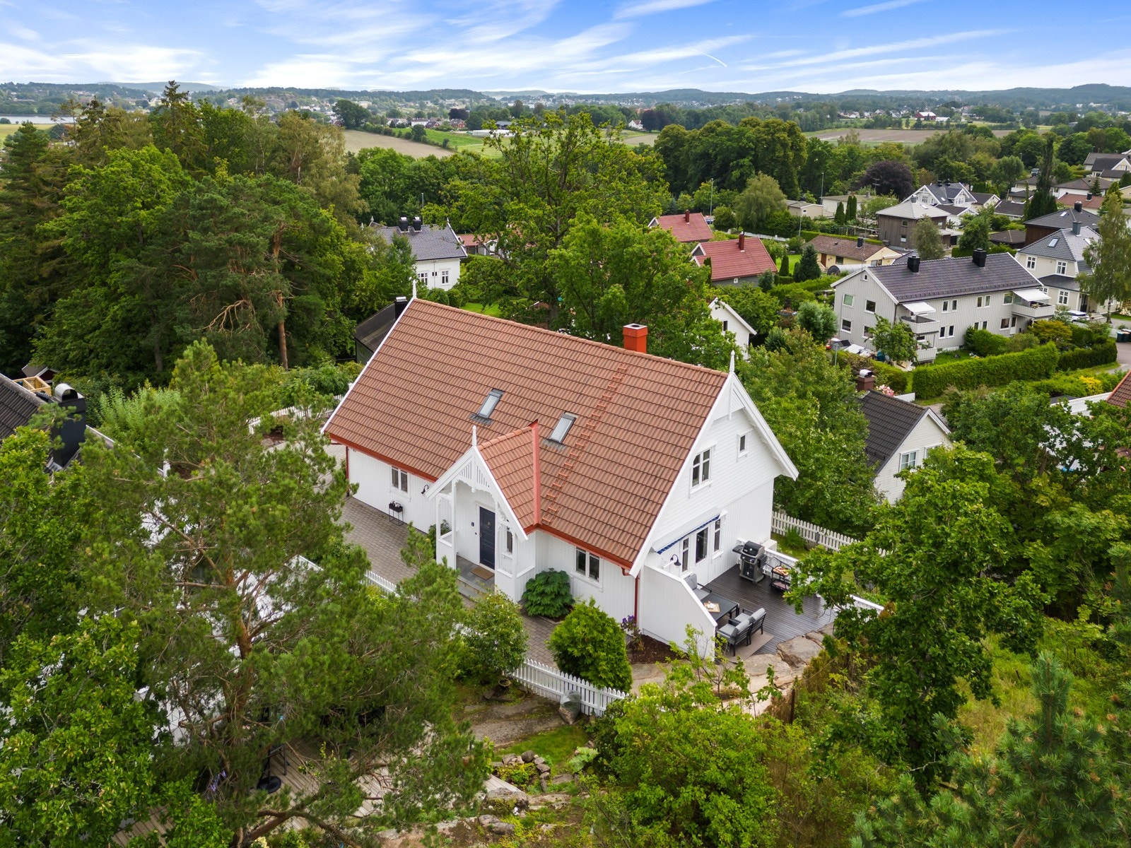 Utvendig er det nylig foretatt takfornying, huset er nymalt og lakkert opp takrenner, nedløp m.m. Galleribilde