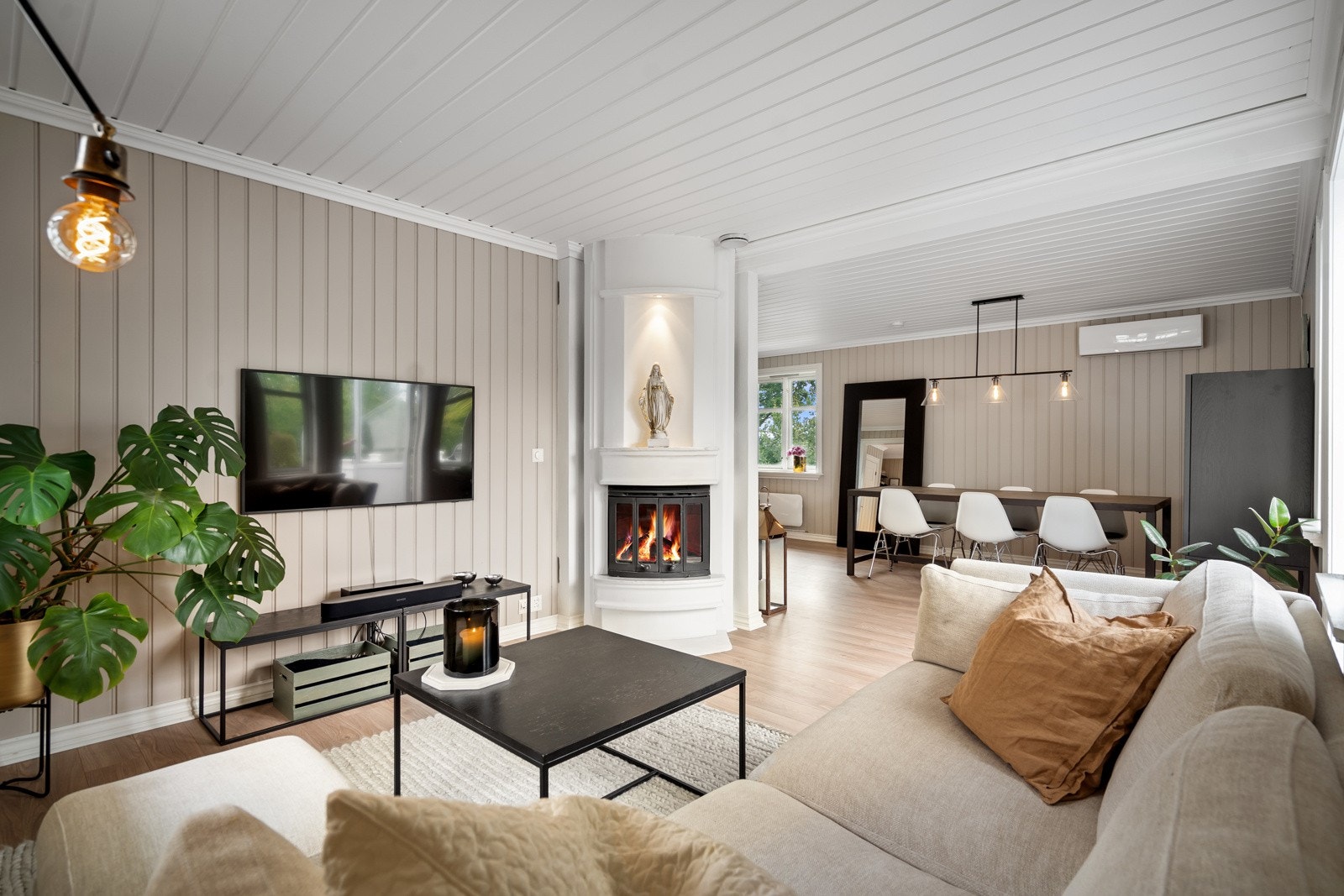 Lun og flott stue med flere soner - svært lettmøblert! Galleribilde