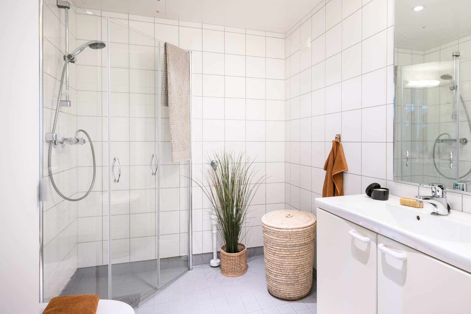 Lyst og romslig baderom. Galleribilde