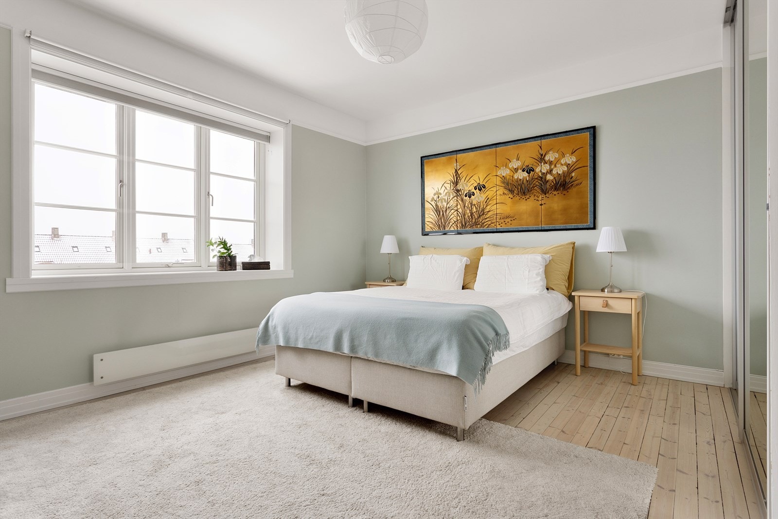 Rommet oppleves lyst og luftig, og har god plass til dobbeltseng med tilhørende møblement på begge sider. Galleribilde