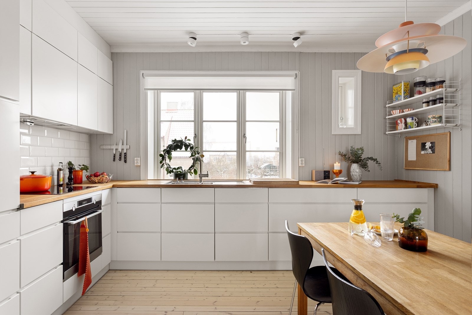 Kjøkkenet har en pen og tidsriktig innredning fra KVIK som var ny i 2018. Galleribilde