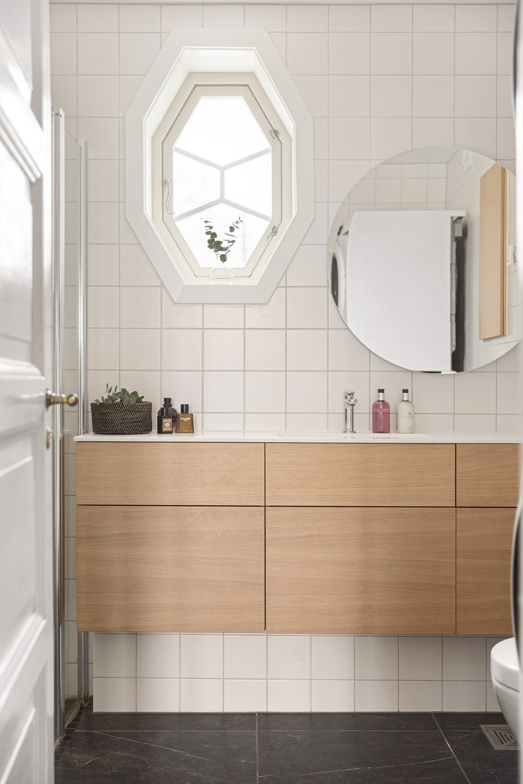 Badet er pent og delikat, og var nytt i 2018. Det foreligger dokumentasjon. Galleribilde