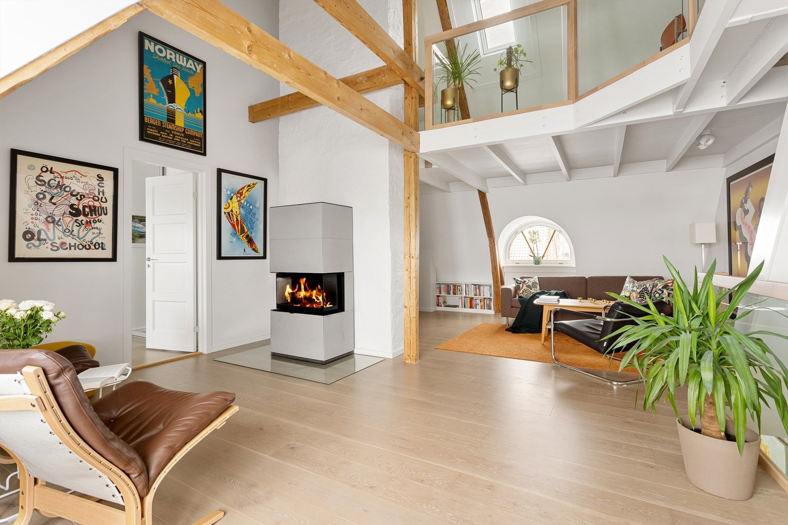 Stuen varmes godt av en dekorativ peis fra Contura. Galleribilde