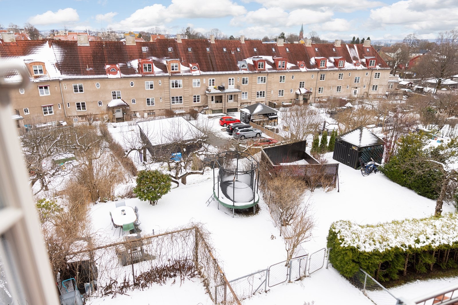 I tillegg har man herlig utsyn til nabolaget, ærverdig bebyggelse og nydelige hager. Galleribilde