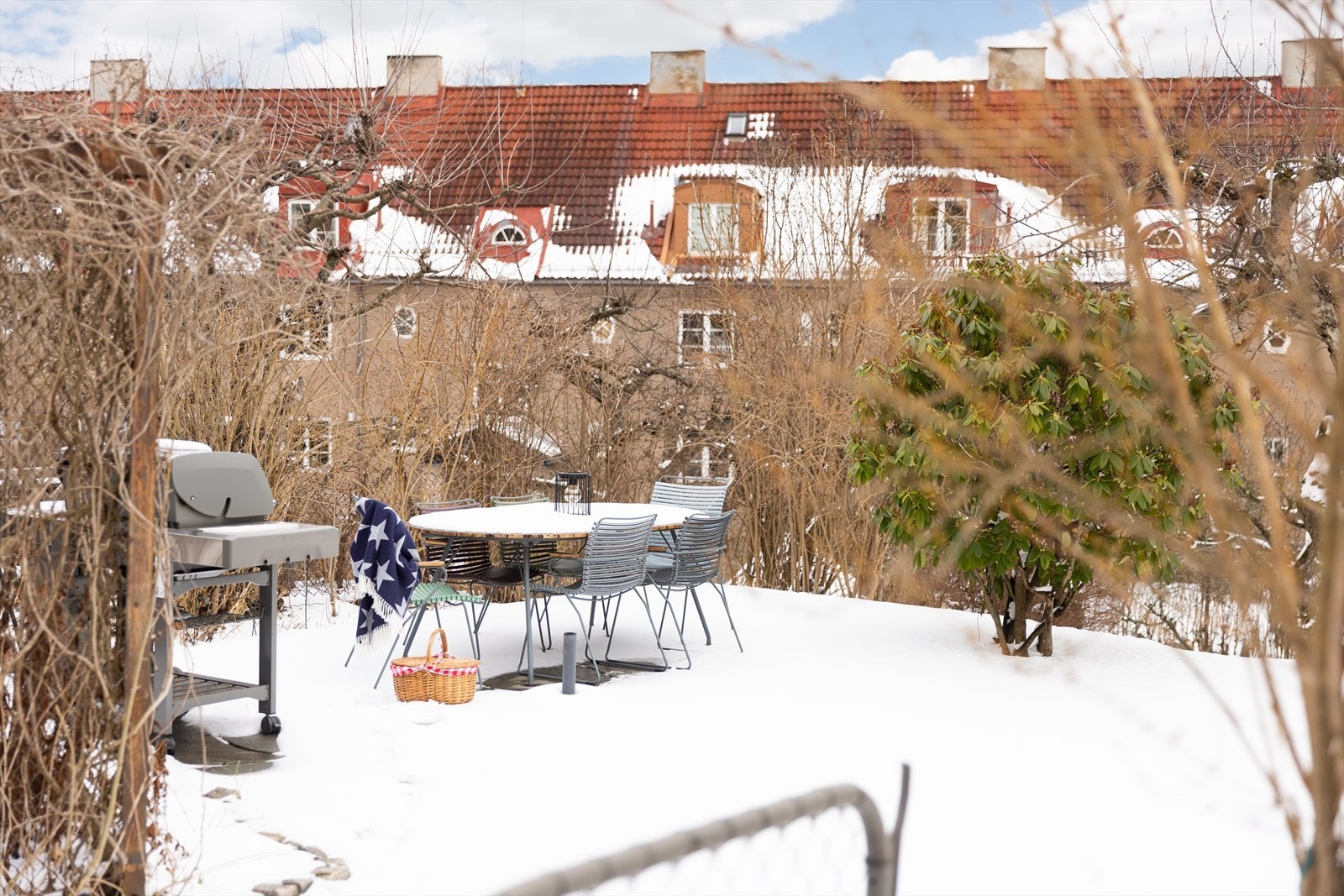 Leiligheten ligger på et høydedrag i Ullevål Hageby. Den har enkel tilgang til en solrik og tilbaketrukket hageparsell. Galleribilde