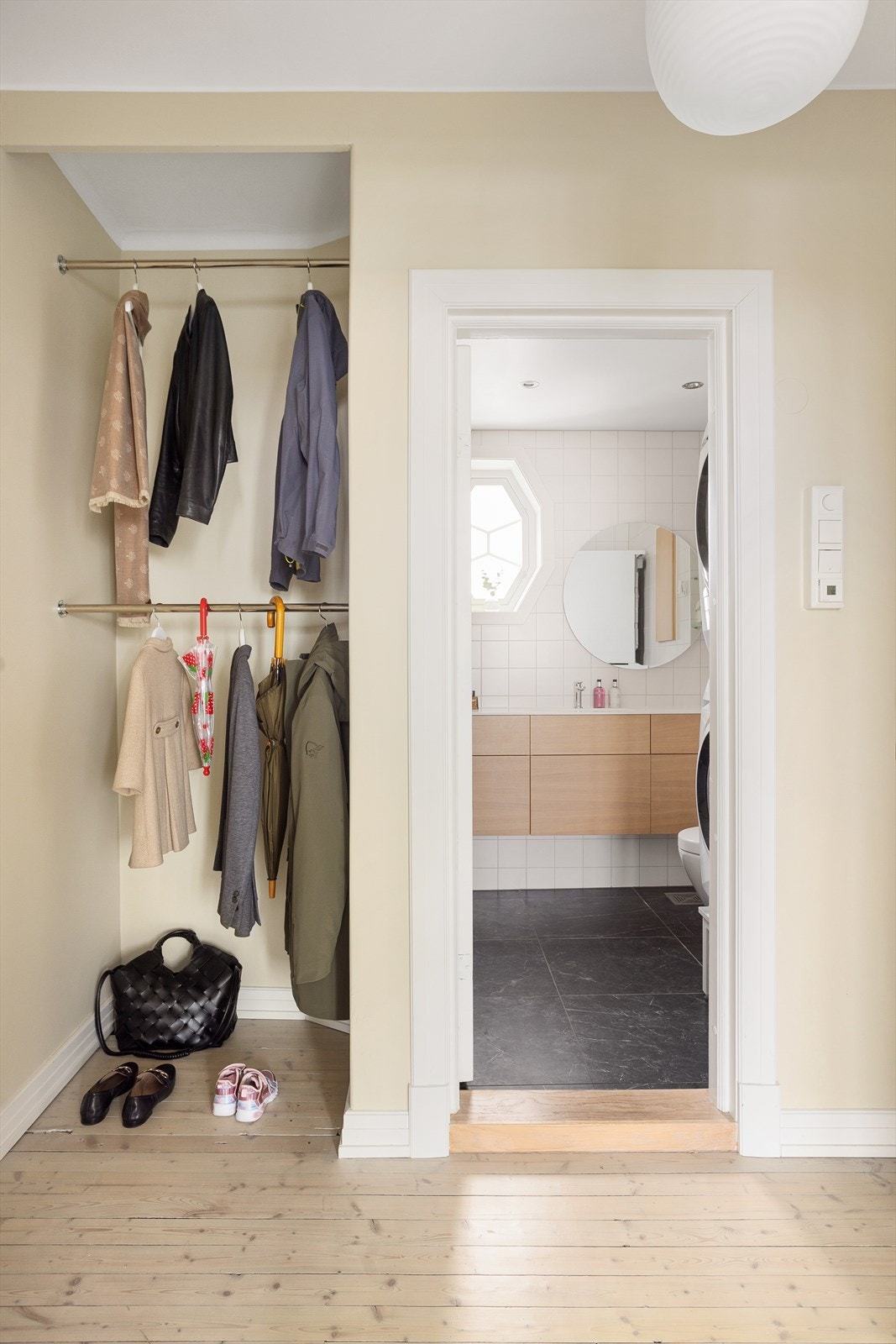 Boligen har to komplette bad - ett i hver etasje. Galleribilde