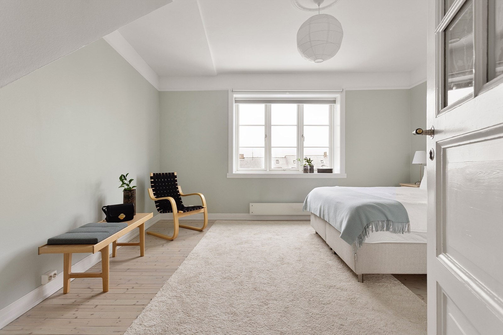 Hovedsoverommet ligger fint til i 2.etasje, og er av meget god størrelse. Galleribilde