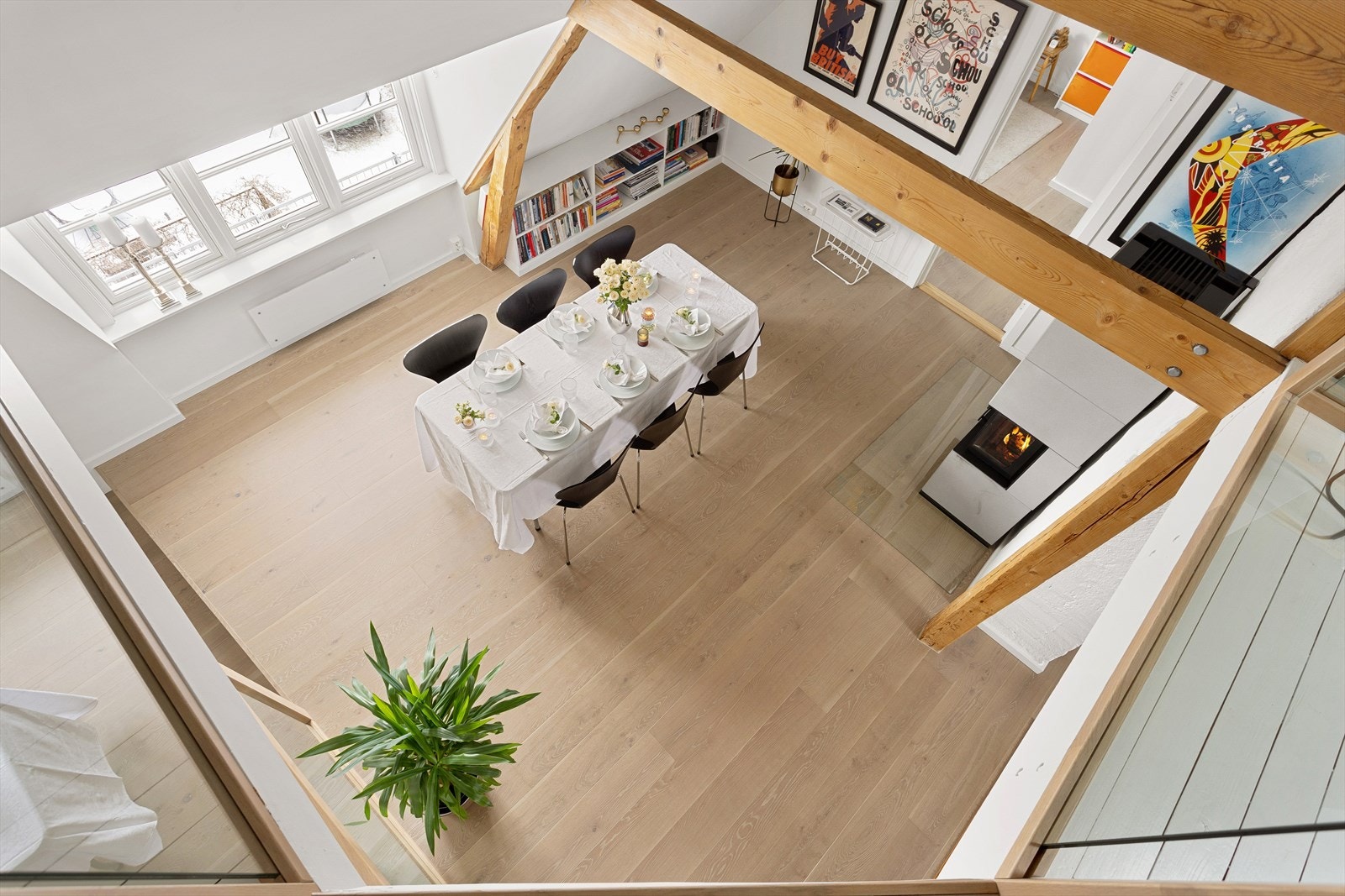 Detaljer | Fra hemsen og ned til stuen. Galleribilde