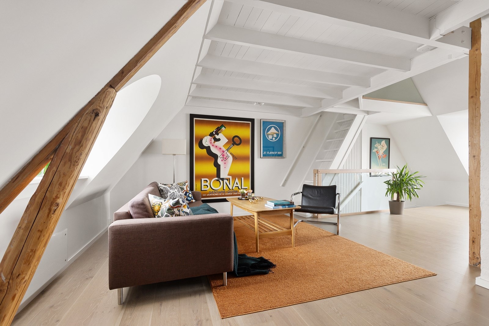 Stuen er møbleringsvennlig, og har god plass til sofaseksjon og øvrig innredning. Galleribilde