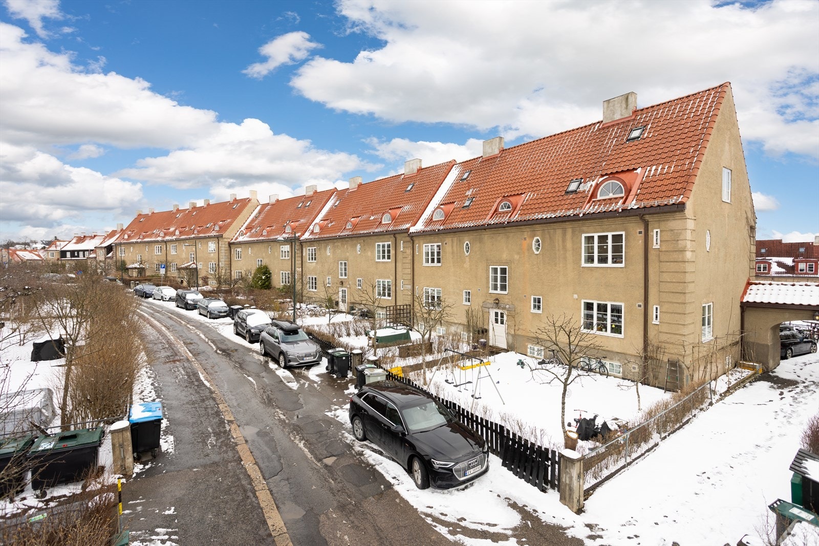 Boligen ligger tilbaketrukket og barnevennlig til med Eventyrplassen rett i nærheten. Her tilbys det lekeplass, fotballbane på sommeren og skøytebane på vinterstid. Galleribilde