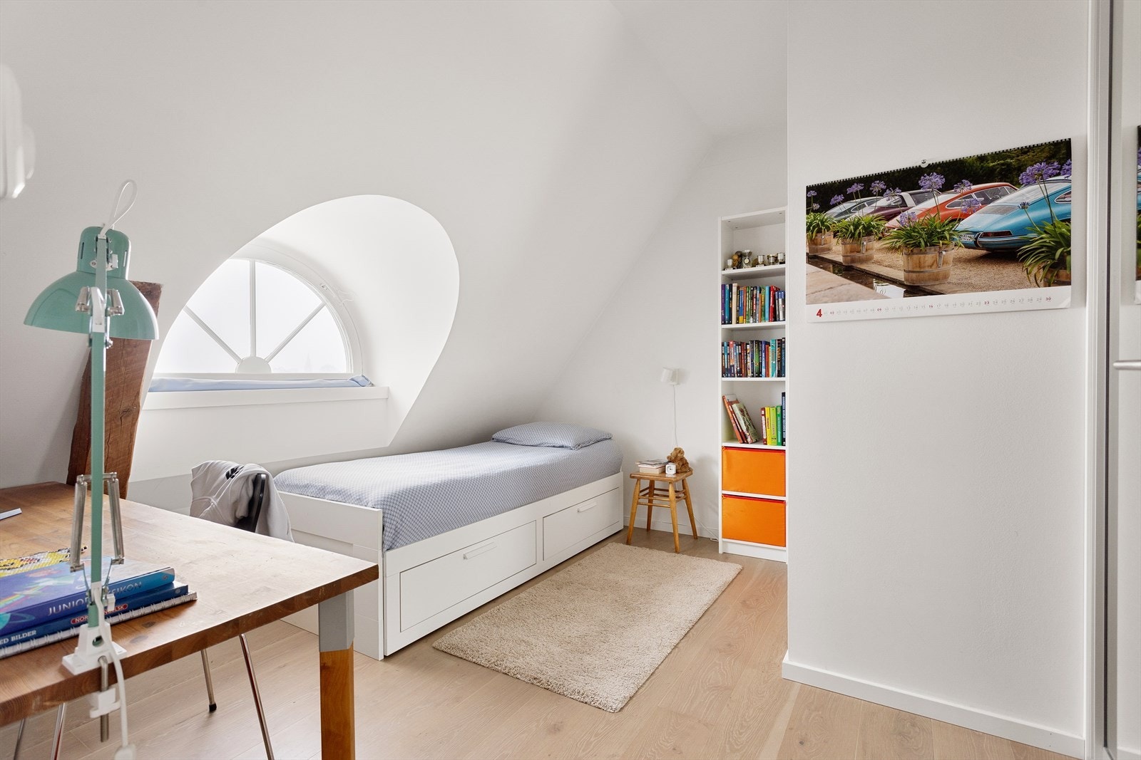 Boligen har totalt tre gode soverom, hvorav to i boligens 2.etasje og ett i loftsetasjen. Galleribilde