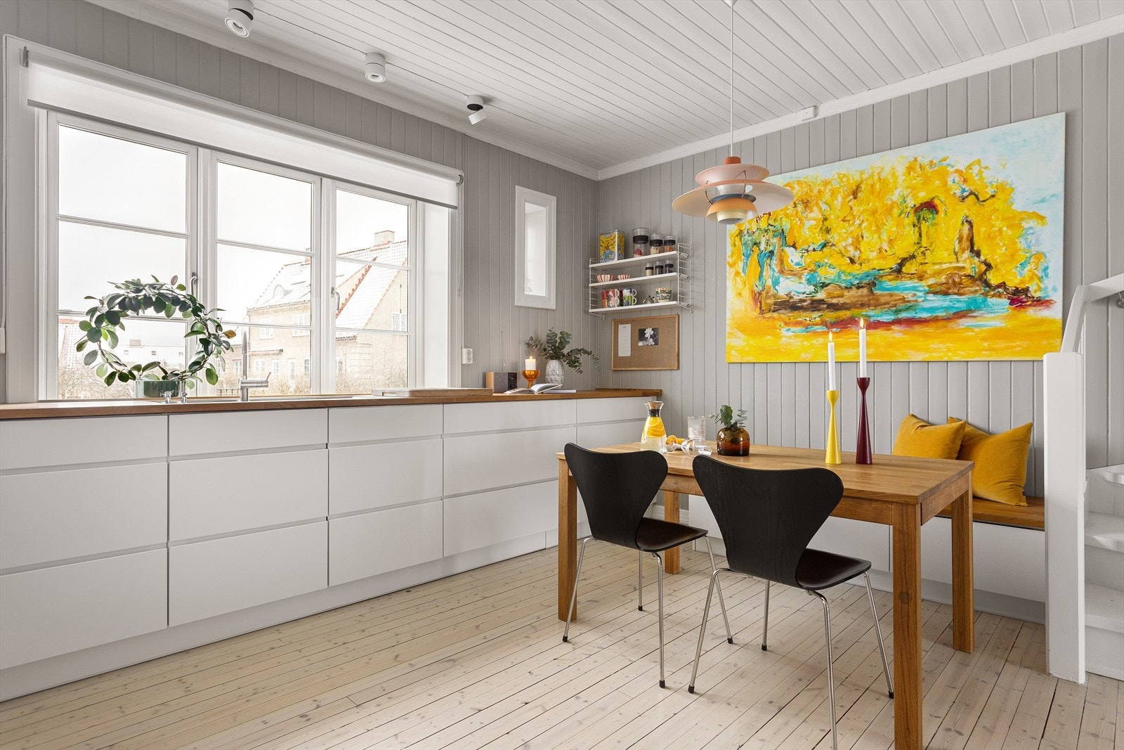 Innredningen består av eik heltre benkeplate, fliser over benk, ventilator vifte og underlimt kum. Det er rikelig med både skap- og benkeplass til matlagingen. Galleribilde