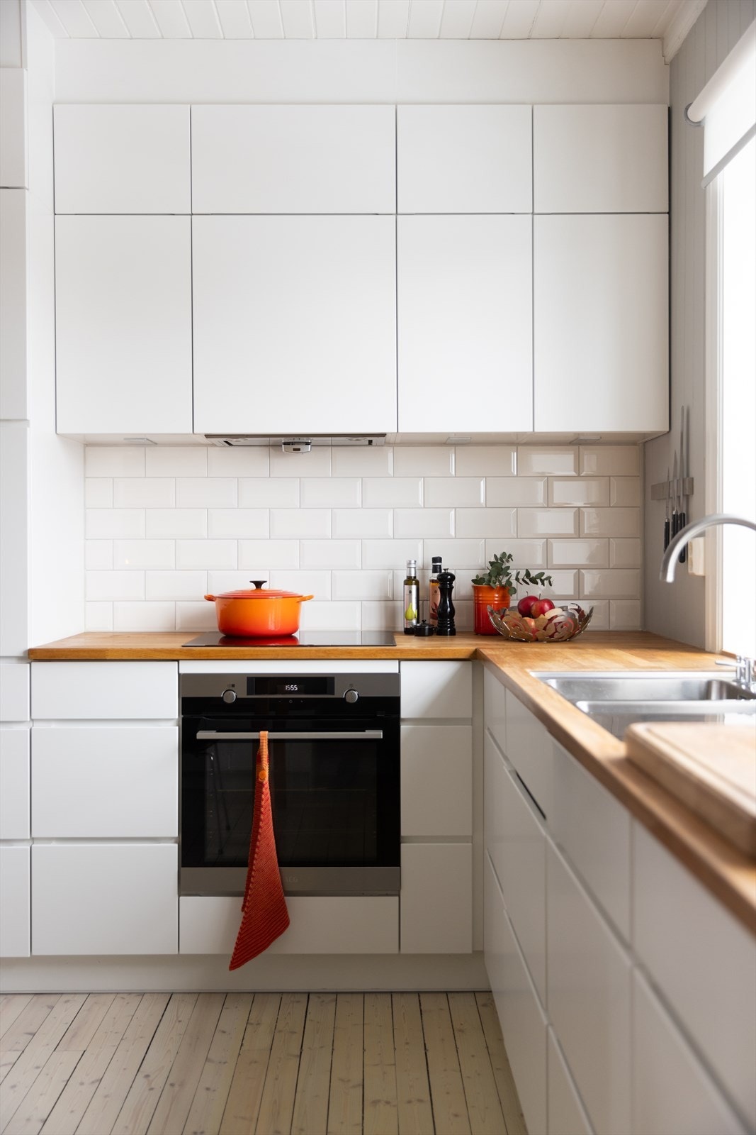 Videre er det integrert komfyr, induksjon platetopp, oppvaskmaskin og kjøleskap. Hvitevarene er fra AEG. Galleribilde