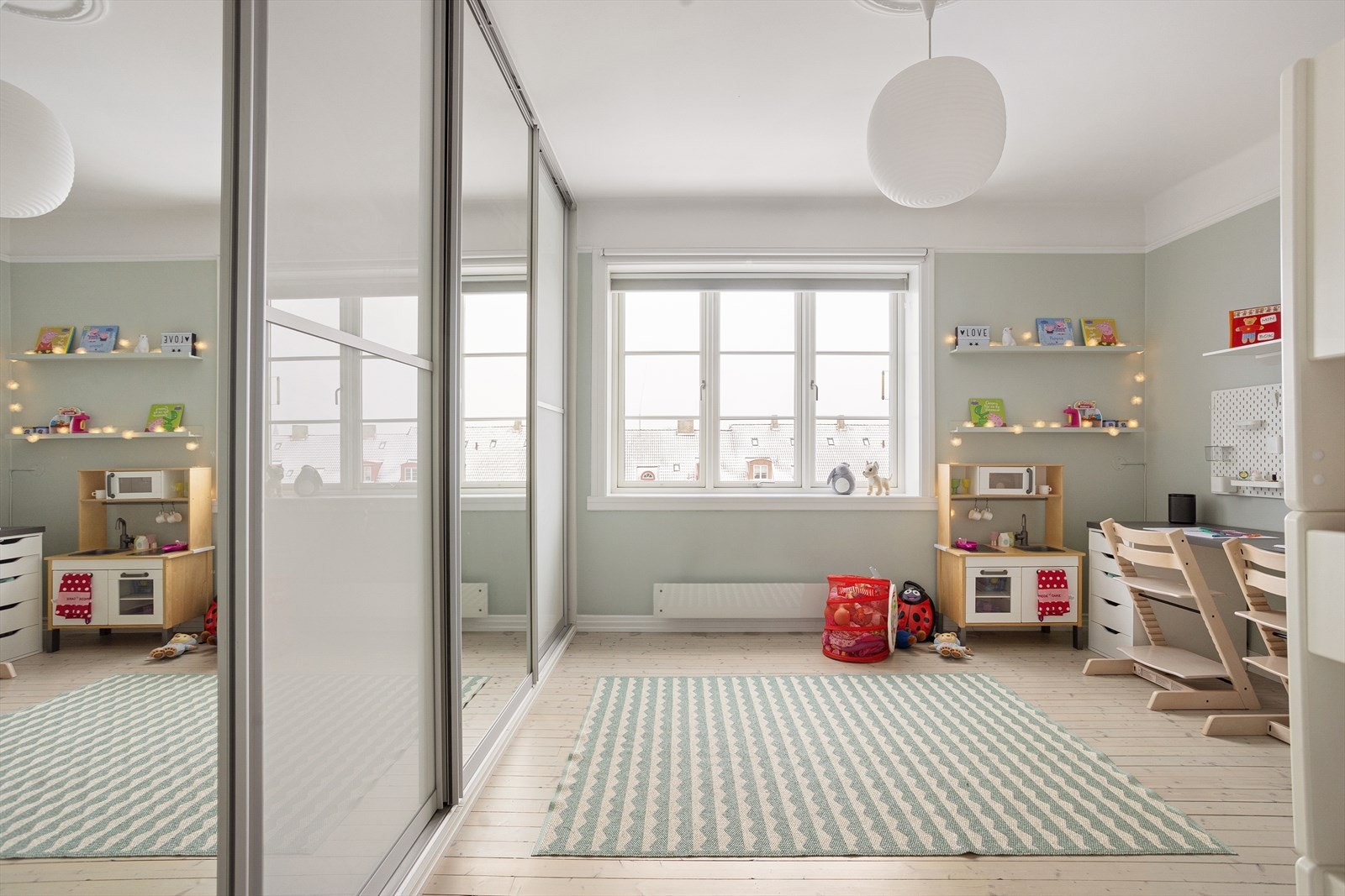 Det er god plass til stor seng, garderobeløsning og øvrig soveromsmøblement. Galleribilde