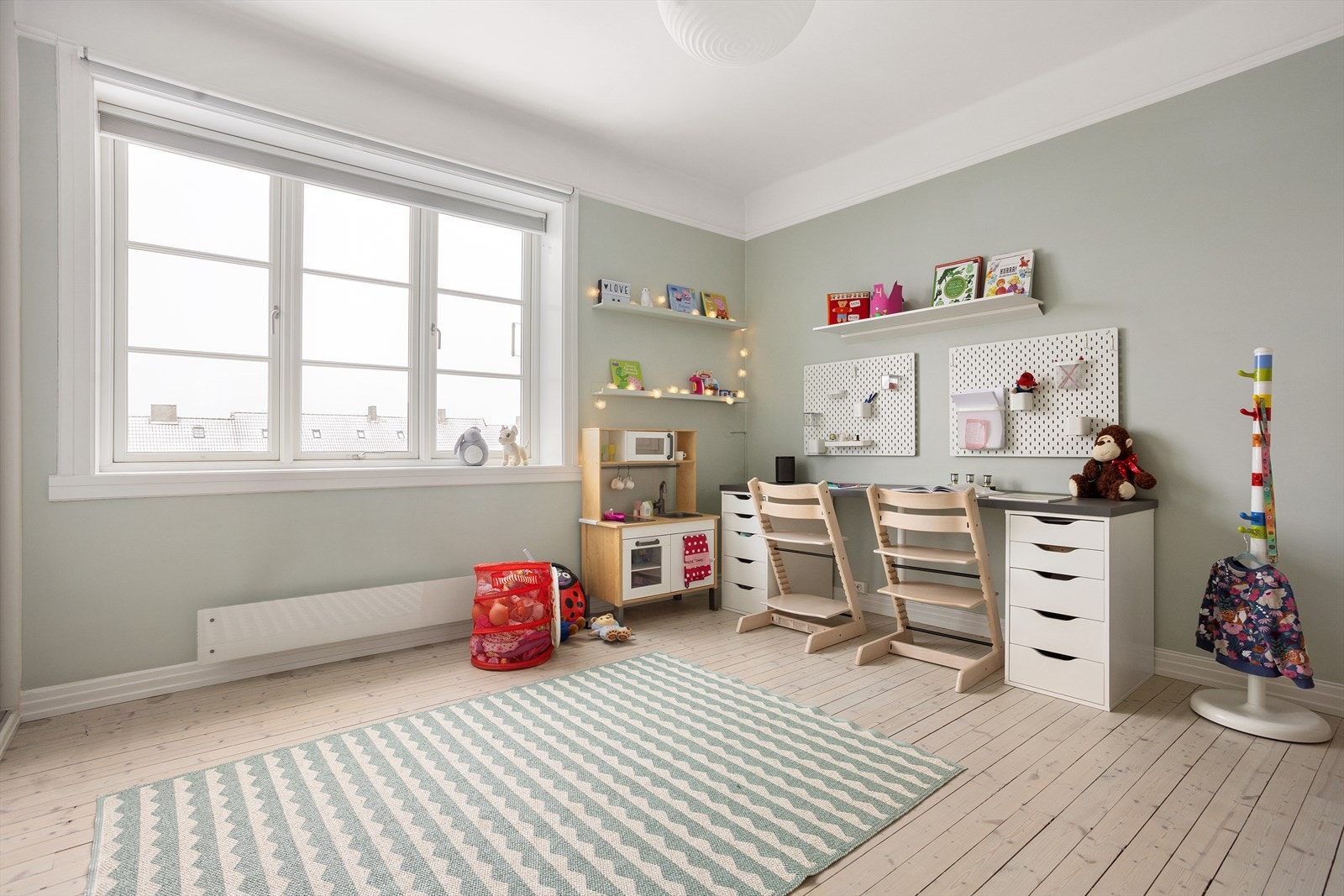 Det andre soverommet i etasjen fungerer ypperlig som barnerom, kontor, gjesterom eller det man måtte ha behov for. Galleribilde