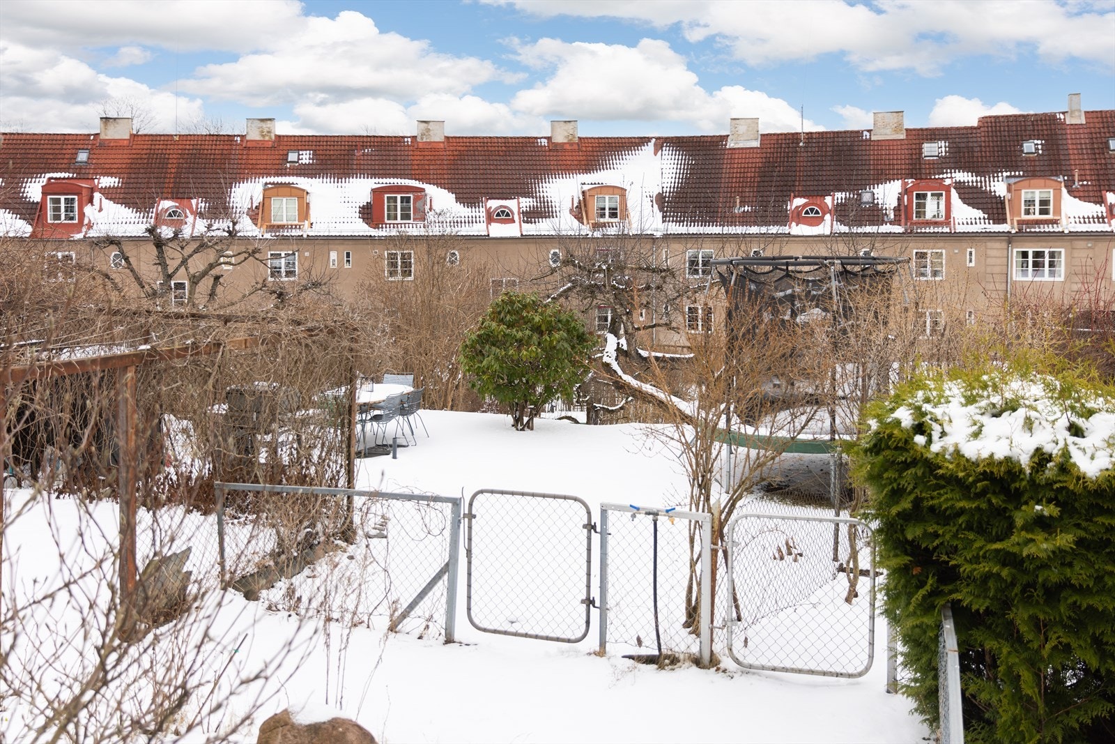I hagepersellen er det lagt skifter av fagfolk. Det er dessuten et stort epletre samt en flott rododendron. Galleribilde