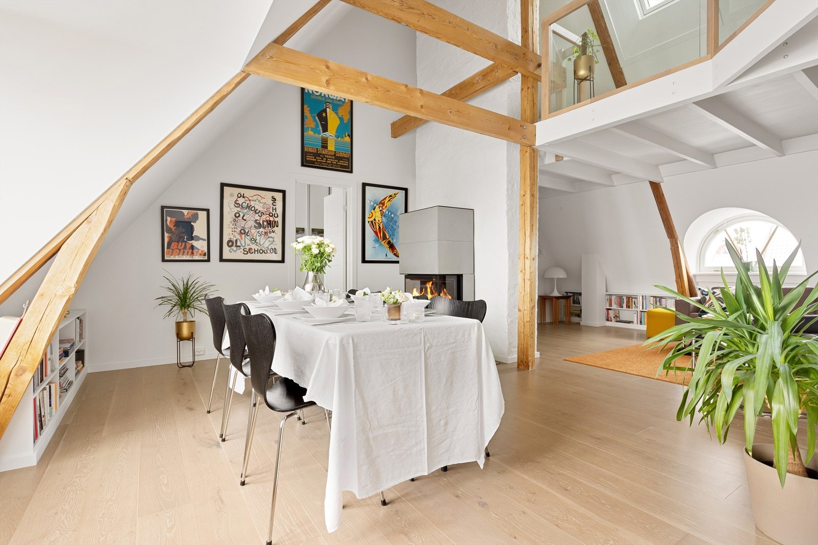 Stuen oppleves svært lys og lufting med en generøs takhøyde på dele 5.27 meter til møne. Gulvet ble avrettet i 2018 og har enstavs parkettgulv. Galleribilde