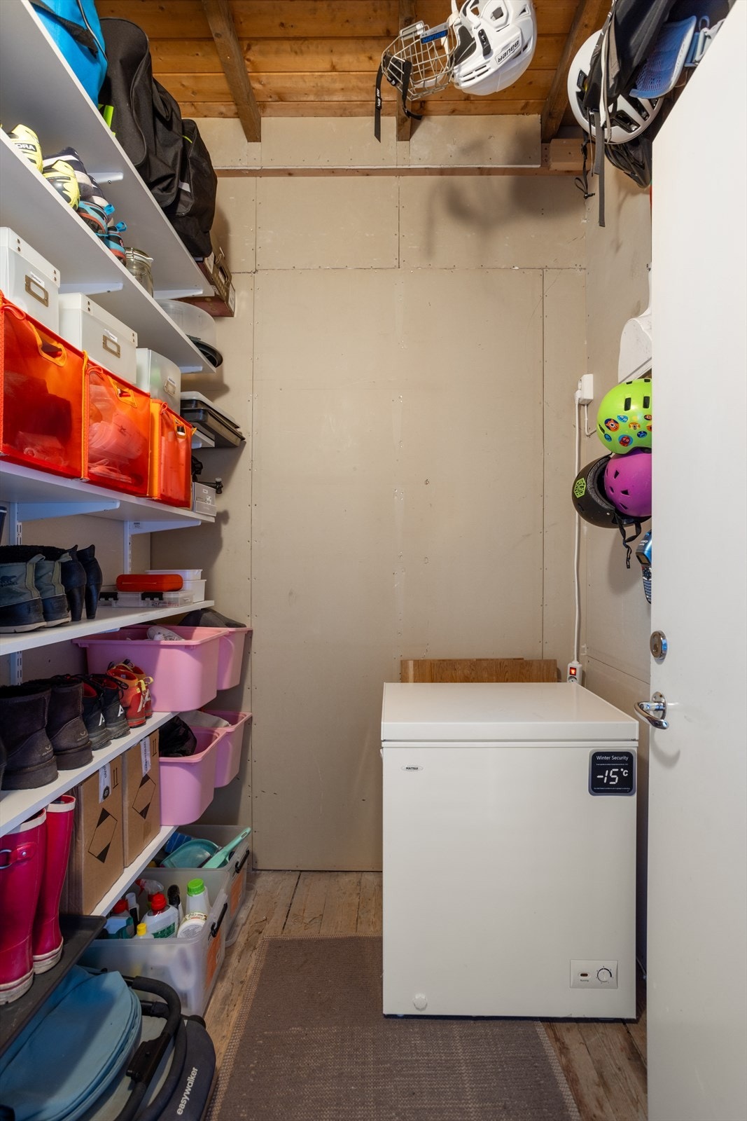 Boligen har totalt to egne boder. Det er i tillegg et fellesareal i kjelleren for sykler og ved. Galleribilde