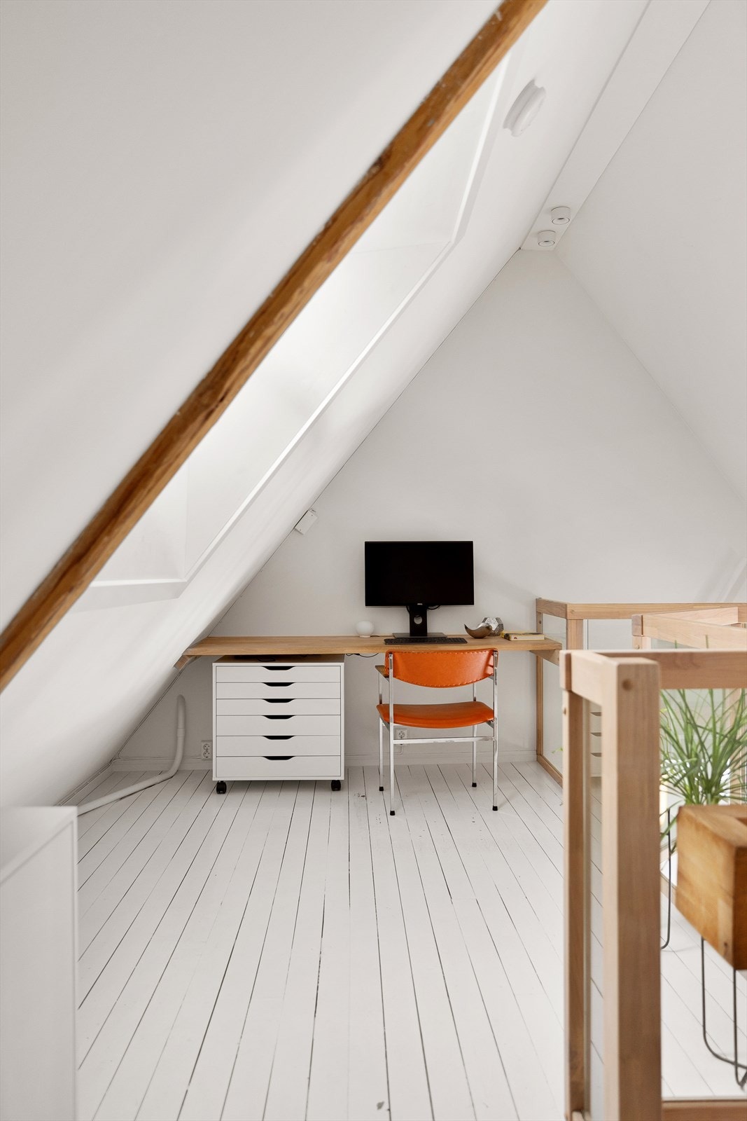 Hemsen kan innredes og benyttes etter ønske og behov. I dag er hemsen blant annet innredet med en praktisk kontorløsning. Galleribilde