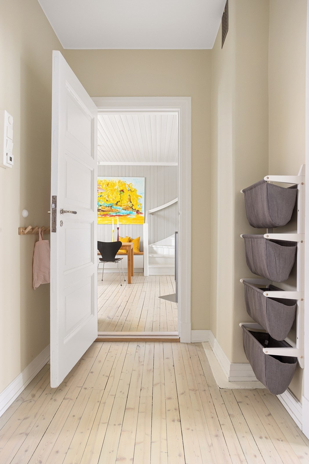 Leiligheten er malt i duse, fine fargekombinasjoner som harmonerer godt sammen. Galleribilde