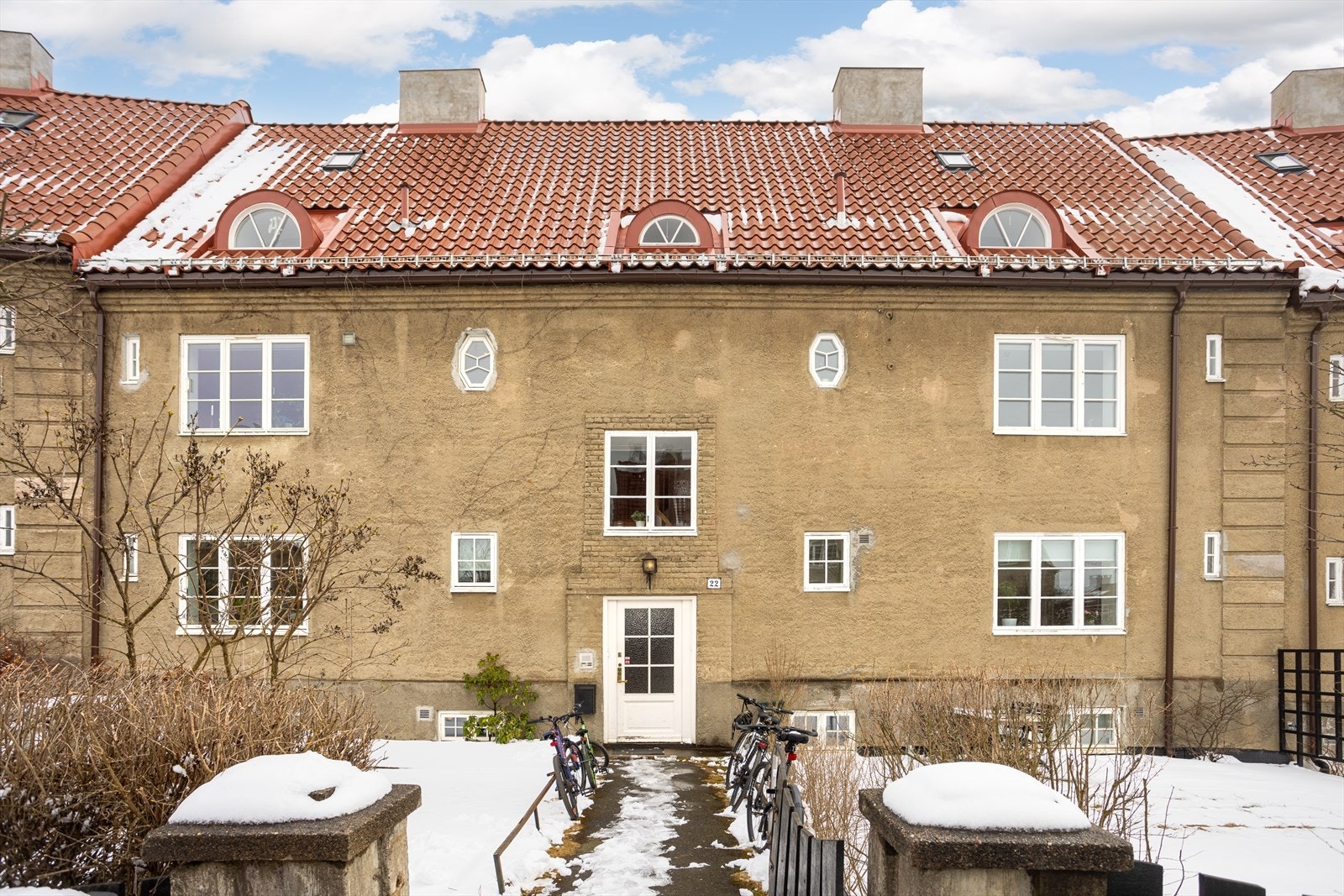 Boligen går over 2.etasje med utbygget loft og hemsløsning. Velkommen inn! Galleribilde