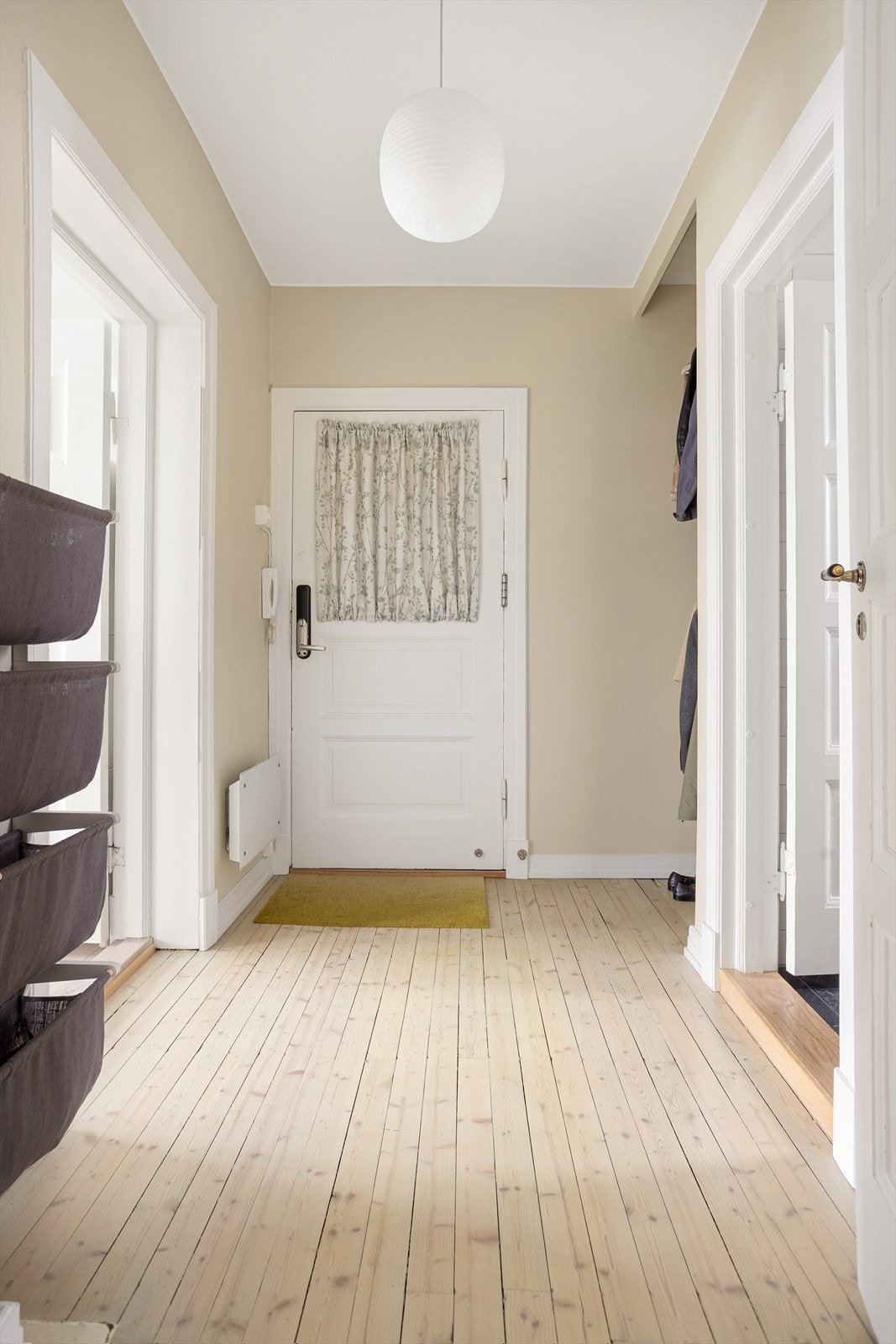 En lys og hyggelig entré med god plass til oppbevaring av sko og yttertøy. Galleribilde