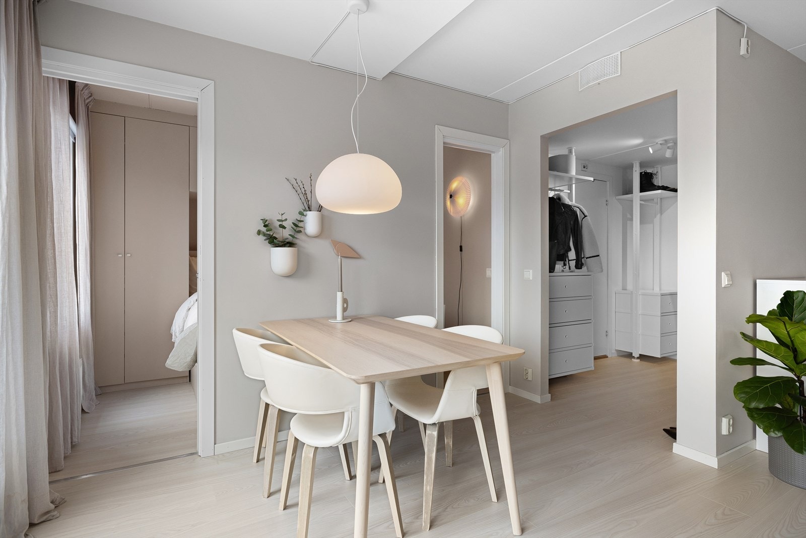 Stuen er av god størrelse og er lett å møblere Galleribilde