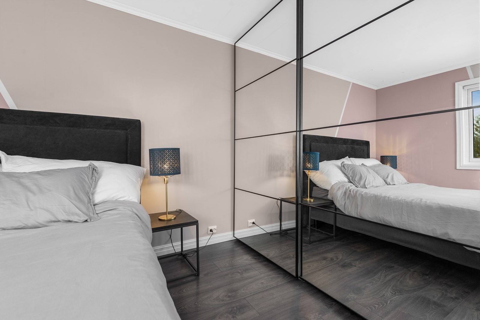 Det er god oppbevaringsplass i det plassbygde garderobeskapet som følger handelen. Galleribilde