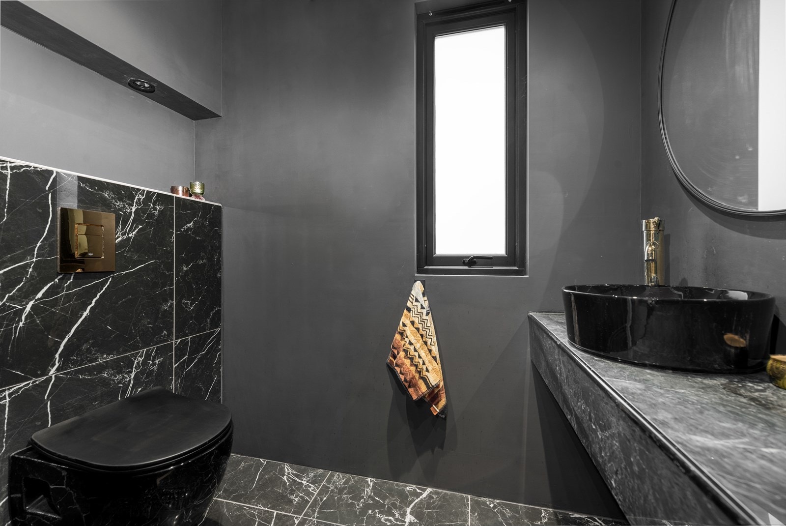 Med adkomst fra gangen er et praktisk separat toalettrom som ble renovert med moderne farge- og materialvalg i 2020. Galleribilde