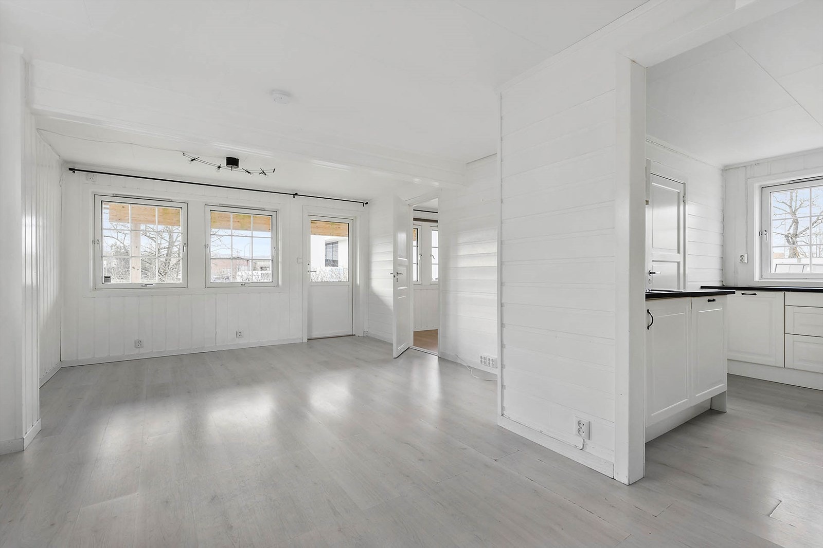 Stuen i 1. etasje er lys og luftig på romslige 20,5 m². Galleribilde