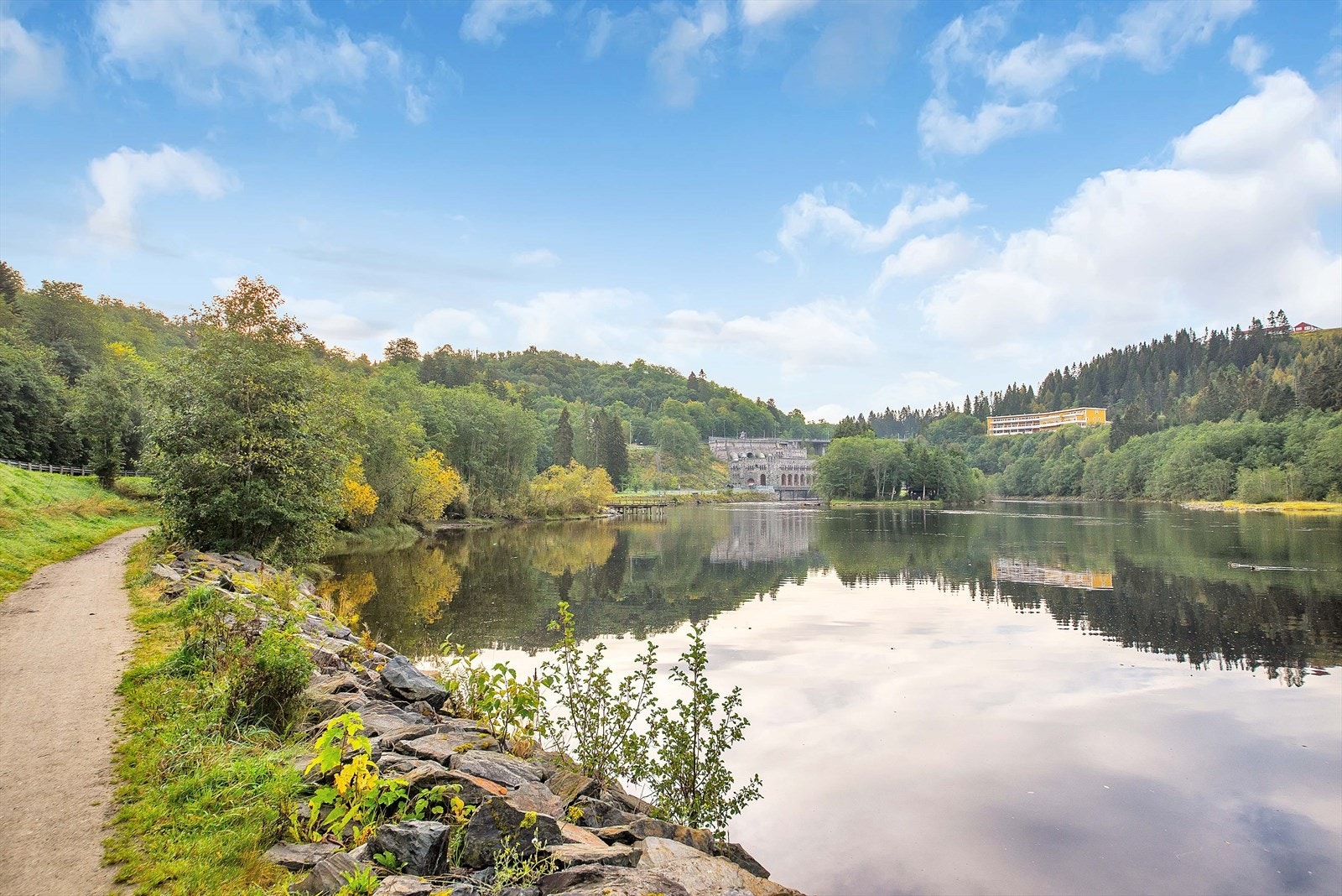 Kort vei til flotte turstier ved Nidelvens bredd. Galleribilde