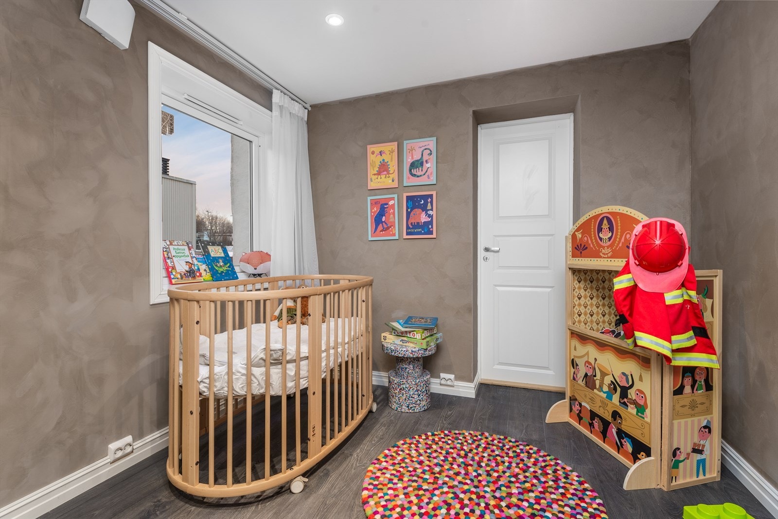 Omkledningsrommet i 1. etasje er tatt i bruk som barnerom. Det er inngang både fra entre og stue i 1. etasje. Galleribilde