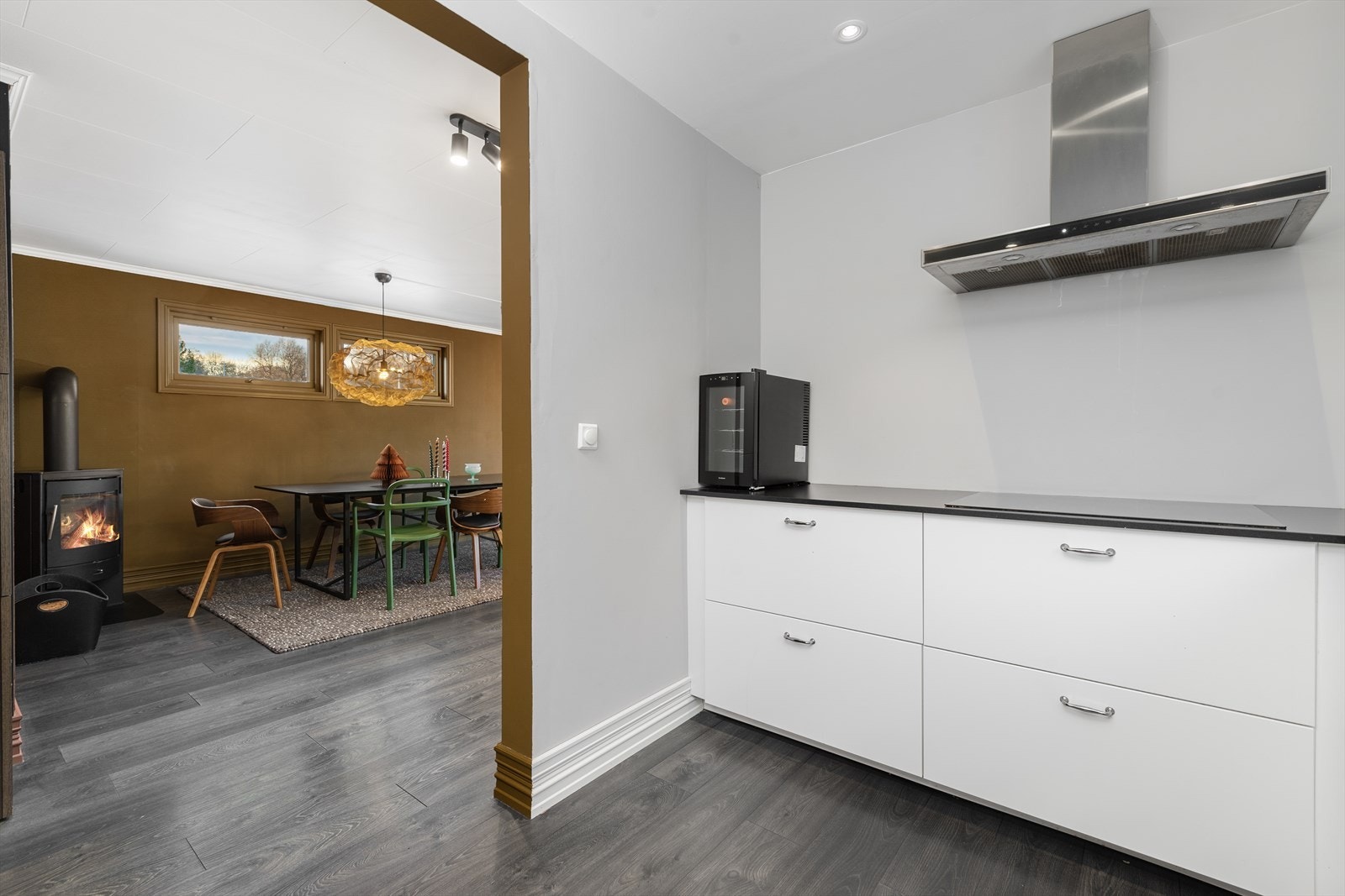 Det er glidende overgang mellom stue og kjøkken, med effektiv areal utnyttelse som gir god plass til større spisegruppe inn mot kjøkkenet. Galleribilde