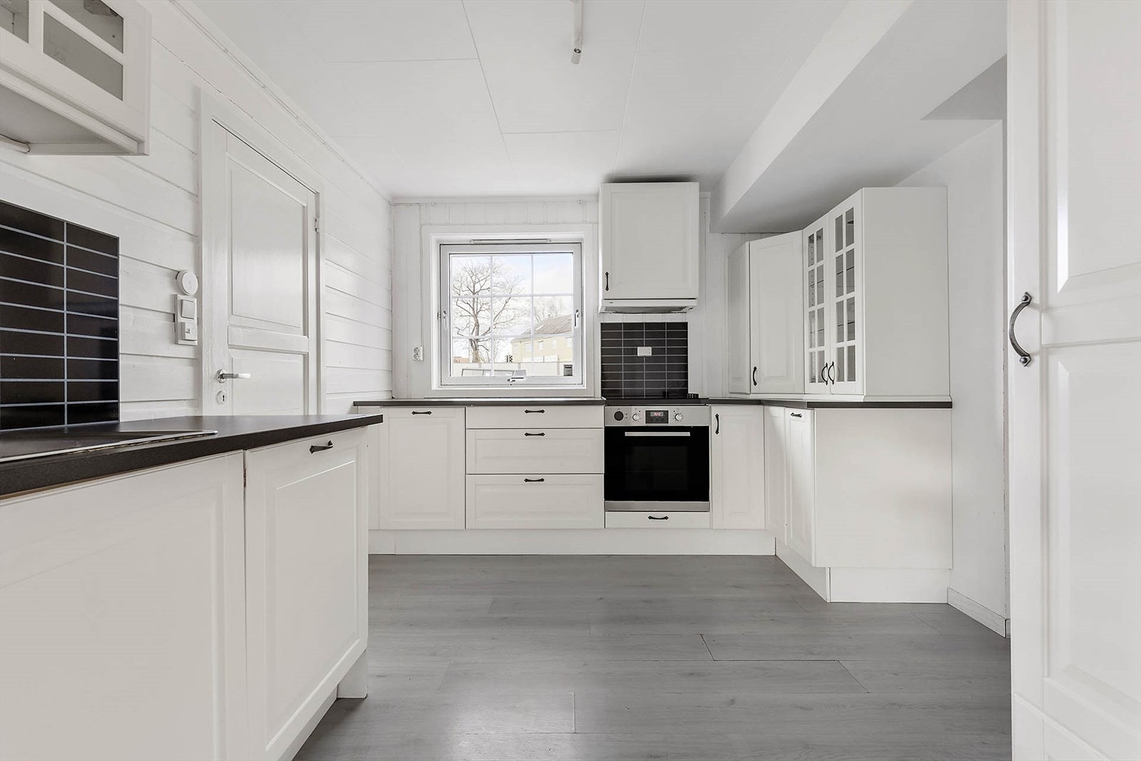 Kjøkkenet er klassisk pent med store arbeidsflater, god oppbevaringsplass, og integrert stekovn, platetopp og oppvaskmaskin. TG1 fra takstmann. Galleribilde