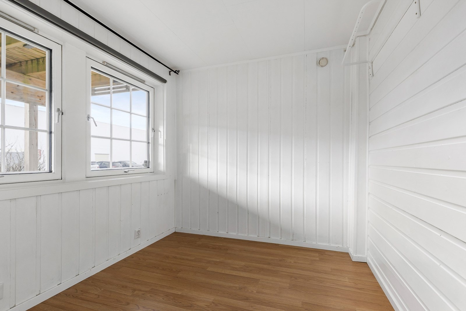 Soverommet er på 5,5 m² med vindu mot egen terrasse. Galleribilde