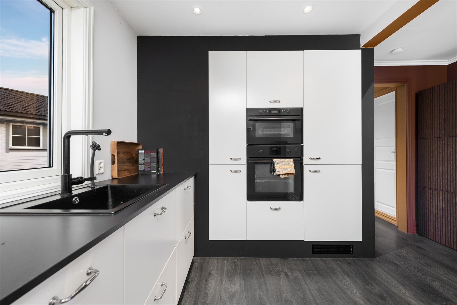 Her er det integrerte hvitevarer av høy kvalitet som: Kjøle-Fryseskap, stekeovn, mikro, oppvaskmaskin, og stekeovn med induksjonstopp. Galleribilde