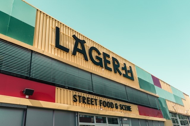 Vegg i vegg med Grip ligger Lager 11 Street food og scene. Galleribilde