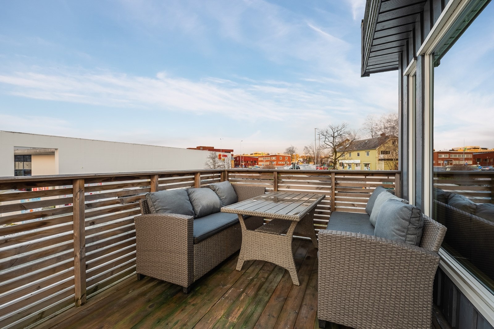 Utenfor stuen i 2. etasje er en flott vestvendt balkong som nyter gode solforhold gjennom hele sommerhalvåret. Galleribilde