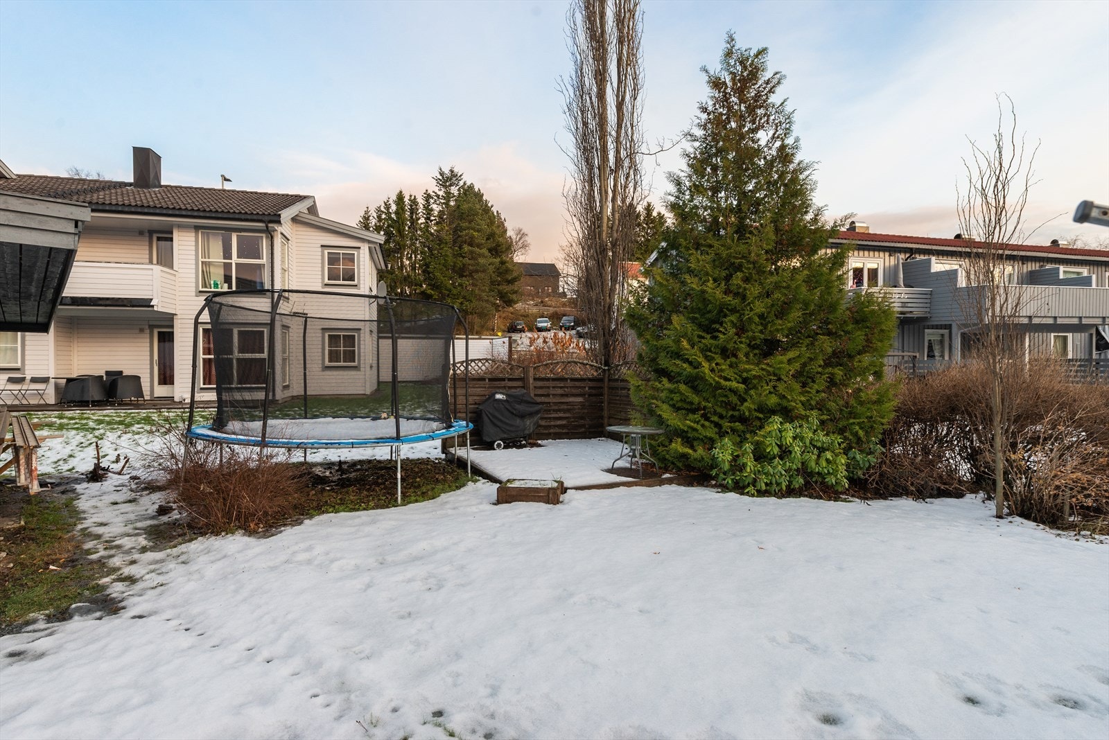 Tomten er på 449 m², og har hage som omkranser store deler av boligen. Det etablert en hyggelig paviljong i hagen ved siden av garasjen. Galleribilde