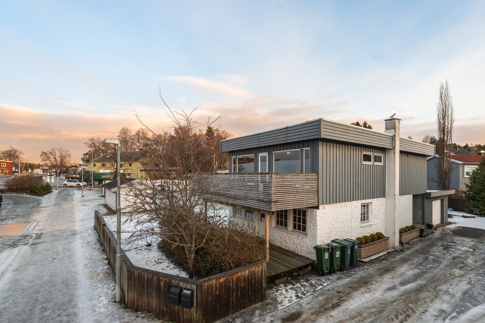 Boligen ligger i et trygt og barnevennlig område på Nidarvoll, med kort vei til skole/barnehage, kollektivtransport, og det man skulle trenge av servicefasiliterer. Galleribilde