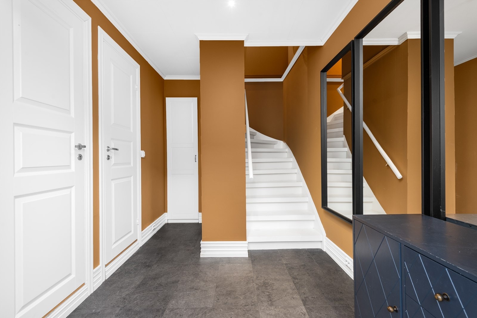 Entréen gir et flott og oversiktlig førsteinntrykk, med trappegang mellom 1. og 2. etasje, og nedgang til kjelleren. Galleribilde